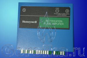 Усилитель сигнала пламени HONEYWELL R7847 A 1074 устанавливается как модуль в контроллеры горения HONEYWELL следующих серий: EC7810, EC7820, EC/RM7823, EC/RM7830, EC/RM7850, EC/RM7885, EC/R7140, RM7800, RM7824, RM7838, RM7840, RM7888, RM7890, RM7895, RM7896, RM7897, RM7898. Предназначен для усиления и образования устойчивого сигнала пламени от электрода ионизации или ультрафиолетового фотодатчика HONEYWELL С7012 серии А или С.