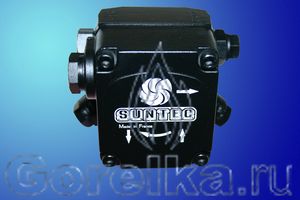 Насос SUNTEC D 67 C 7379. Без функции запирания. Регулятор давления, выход на форсунку слева (смотреть со стороны вала).
Производительность: при давлении 10 атм 98 лит. Вращение: против часовой стрелки (смотреть со стороны вала). Метод крепления: втулка диаметром 32 мм. Присоединение топливных шлангов диаметром 1/4
