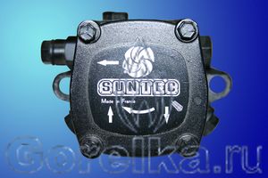 Насос SUNTEC AJ 6 DE 1002. Регулятор давления, отсутствует функция запирания, выход на форсунку справа. Производительность: при давлении 10 атм 267 лит. Вращение: против часовой стрелки со стороны вала. Метод крепления: фланец диаметром 54 мм. Присоединение топливных шлангов диаметром 1/4