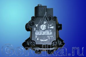 Насос SUNTEC AP 2 65 C 9511. Электромагнитный клапан запирания, два регулятора давления, выход на форсунку справа (смотреть со стороны вала). Производительность: при давлении 10 атм 90 лит. Вращение: против часовой стрелки (смотреть со стороны вала). Метод крепления: втулка диаметром 32 мм. Присоединение топливных шлангов диаметром 1/4