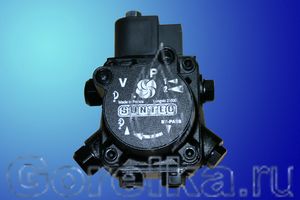 Насос SUNTEC AP 2 75 C 9562. Электромагнитный клапан запирания, два регулятора давления, выход на форсунку справа (смотреть со стороны вала). Производительность: при давлении 10 атм 114 лит. Вращение: против часовой стрелки (смотреть со стороны вала). Метод крепления: втулка диаметром 32 мм. Присоединение топливных шлангов диаметром 1/4