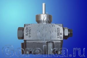 Насос SUNTEC AE57B 1364 для дизельной горелки. Без функции запирания. Регулятор давления, выход на форсунку слева (смотреть со стороны вала). Производительность: при давлении 10 атм 60 лит. Вращение: по часовой стрелке (смотреть со стороны вала). Метод крепления: втулка диаметром 32 мм. Присоединение топливных шлангов диаметром 1/4