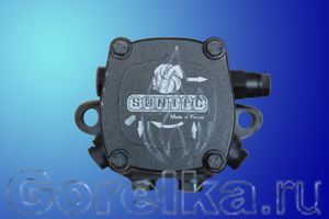 Насос SUNTEC AJ4CE 1002. Регулятор давления, отсутствует функция запирания, выход на форсунку слева (смотреть со стороны вала). Производительность: при давлении 10 атм 178 лит. Вращение: против часовой стрелки (смотреть со стороны вала). Метод крепления: фланец диаметром 54 мм. Присоединение топливных шлангов диаметром 1/4