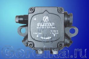 Насос SUNTEC D 67 A 7205. Без функции запирания. Регулятор давления, выход на форсунку справа (смотреть со стороны вала).
Производительность: при давлении 10 атм 93 лит. Вращение: по часовой стрелке (смотреть со стороны вала). Метод крепления: фланец диаметром 54 мм. Присоединение топливных шлангов диаметром 1/4
