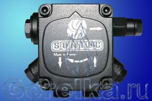 Насос SUNTEC AE97C 7390. Без функции запирания. Регулятор давления, выход на форсунку слева (смотреть со стороны вала).
Производительность: при давлении 10 атм 132 лит. Вращение: против часовой стрелки (смотреть со стороны вала). Метод крепления: втулка диаметром 32 мм. Присоединение топливных шлангов диаметром 1/4