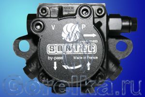 Насос SUNTEC AEV97C 7213. Без функции запирания. Регулятор давления, выход на форсунку слева (смотреть со стороны вала).
Производительность: при давлении 10 атм 132 лит. Вращение: против часовой стрелки (смотреть со стороны вала). Метод крепления: фланец диаметром 54 мм. Присоединение топливных шлангов диаметром 1/4