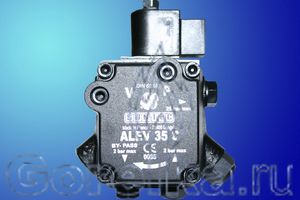 Насос SUNTEC ALEV35C 9317. Электромагнитный клапан запирания, регулятор давления, выход на форсунку слева (смотреть со стороны вала). Производительность: при давлении 10 атм 43 лит. Вращение: против часовой стрелки (смотреть со стороны вала). Метод крепления: втулка диаметром 32 мм. Присоединение топливных шлангов диаметром 1/4