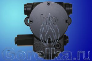 Насос hp TECHNIK PON4-I-L-4-25. Встроенный регулятор давления, выход на форсунку слева (смотреть со стороны вала). Производительность: при давлении 30 атм 130 л/ч. Может быть использован для мазута. Вращение: против часовой стрелки (смотреть со стороны вала). Метод крепления: фланец диаметром 54 мм.
Присоединение топливных шлангов диаметром 1/2