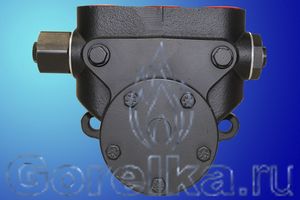 Насос hp TECHNIK NVBR M-D-4-25. Встроенный регулятор давления, выход на форсунку слева (смотреть со стороны вала). Производительность: при давлении 30 атм 130 л/ч. Может быть использован для мазута. Вращение: по часовой стрелке (смотреть со стороны вала). Метод крепления: фланец диаметром 54 мм.
Присоединение топливных шлангов диаметром 3/8