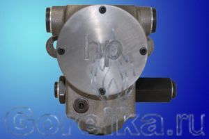 Насос hp TECHNIK PON7-D-R-4-25. Встроенный регулятор давления, выход на форсунку справа (смотреть со стороны вала). Производительность: при давлении 30 атм 270 л/ч. Может быть использован для мазута. Вращение: по часовой стрелке (смотреть со стороны вала). Метод крепления: фланец диаметром 54 мм.
Присоединение топливных шлангов диаметром 1/2
