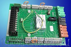 Коммутационная плата двухступенчатых газовых горелок служит для коммутации электронных компонентов горелок.
Плавкий предохранитель 6,3 А типоразмера O5 X 20 мм.
Переключатель режимов ручной/автоматический.
Цоколь для установки топочного автомата LME22.331C2.
Цоколь для установки контактора 40.61.8.230.0000.
Цоколь для соединение 4- и 7-контактного штекера.
Кабель заземление 200 мм.
7- и 4-контактный штекер электропитание WIELAND.
Используется в горелках TBG 55 P, TBG 85 P, TBG 150 P и TBG 210 P.