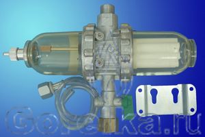 Фильтр жидкотопливный однотрубный с развоздушивателем GOK GS Pro-Fi 3 13513-00, диаметр присоединения: 3/8, штуцер для выпуска воздуха, сменный фильтрующий элемент из спечёной пластмассы с степенью очищения 70 микрон. Допустимые температуры: -20 - +80 град. Давление: 6 бар. В комплекте крепёж и трубка с штуцером для выпуска воздуха. Применение: Однотрубная система с возвратом топлива в стакан фильтра, автоматически удаляет воздух из топливной системы, очищает жидкое топливо от мелких частиц и примесей. Производство Германия.