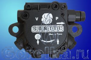 Насос SUNTEC AE97B 7283 для дизельной горелки. Без функции запирания. Регулятор давления, выход на форсунку слева (смотреть со стороны вала). Производительность: при давлении 10 атм 132 лит. Вращение: по часовой стрелке (смотреть со стороны вала). Метод крепления: втулка диаметром 54 мм. Присоединение топливных шлангов диаметром 1/4