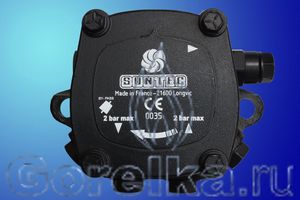 Насос SUNTEC AJV6CC 1005. Регулятор давления с функцией запирания, выход на форсунку слева (смотреть со стороны вала). Производительность: при давлении 10 атм 267 лит. Вращение: против часовой стрелки (смотреть со стороны вала). Метод крепления: фланец диаметром 54 мм. Присоединение топливных шлангов диаметром 1/4