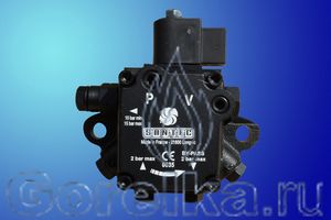 Насос SUNTEC ASV67A 7402. Электромагнитный клапан запирания, регулятор давления, выход на форсунку справа (смотреть со стороны вала). Производительность: при давлении 10 атм 82 лит. Вращение: по часовой стрелке (смотреть со стороны вала). Метод крепления: фланец диаметром 54 мм. Присоединение топливных шлангов диаметром 1/4