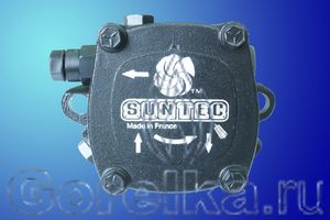 Насос SUNTEC AJ 6 AE 1002. Регулятор давления с функцией запирания, выход на форсунку справа (смотреть со стороны вала). Производительность: при давлении 10 атм 178 лит. Вращение: по часовой стрелке (смотреть со стороны вала). Метод крепления: фланец диаметром 54 мм. Присоединение топливных шлангов диаметром 1/4