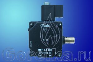 Насос DANFOSS BFP 11 R3 071N0145. Электромагнитный клапан запирания, регулятор давления, выход на форсунку справа (смотреть со стороны вала). Производительность: при давлении 10 атм 24 лит. Вращение: по часовой стрелке (смотреть со стороны вала). Метод крепления: втулка диаметром 32 мм. Присоединение топливных шлангов диаметром 1/4