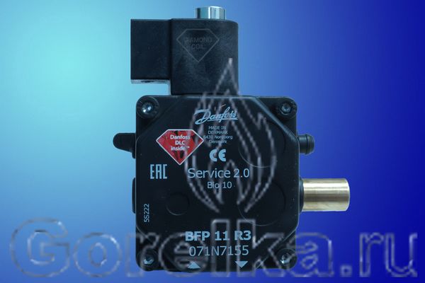 Насос DANFOSS BFP 11 R3 071N7155. Электромагнитный клапан запирания, регулятор давления, выход на форсунку справа (смотреть со стороны вала). Производительность: при давлении 10 атм 24 лит. Вращение: по часовой стрелке (смотреть со стороны вала). Метод крепления: втулка диаметром 32 мм. Присоединение топливных шлангов диаметром 1/4