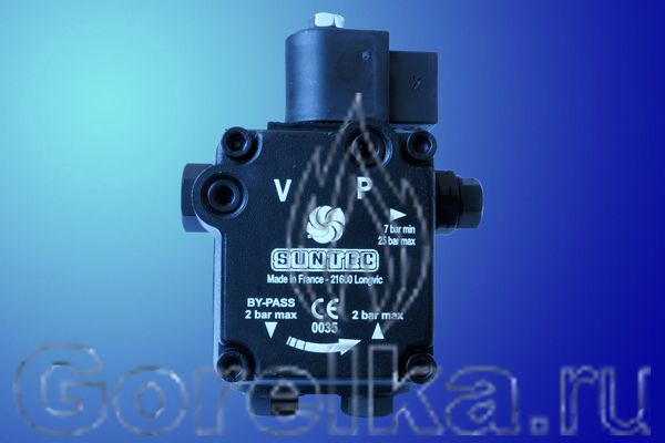 Насос SUNTEC ASV47B 1637. Электромагнитный клапан запирания, регулятор давления, выход на форсунку слева (смотреть со стороны вала). Производительность: при давлении 10 атм 42 лит. Диапазон давления 7-14 бар. Вращение: по часовой стрелке (смотреть со стороны вала). Метод крепления: втулка диаметром 32 мм. Присоединение топливных шлангов диаметром 1/4