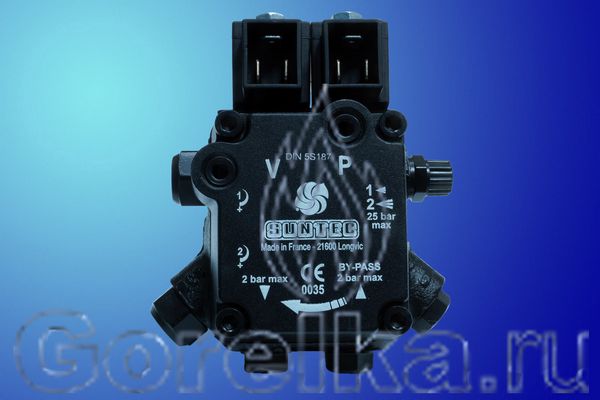 Насос SUNTEC AT2V 45C 9602. Два электромагнитных клапана запирания, два регулятора давления, выход на форсунку слева (смотреть со стороны вала). Производительность: при давлении 10 атм 48 лит лит. Диапазон давления 8-25 бар. Вращение: против часовой стрелки (смотреть со стороны вала). Метод крепления: втулка диаметром 32 мм. Присоединение топливных шлангов диаметром 1/4