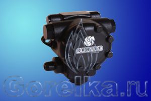 Насос SUNTEC E 6 NC 1001. Регулятор давления с функцией запирания, выход на форсунку слева (смотреть со стороны вала). Производительность: при давлении 20 атм 265 лит. Может быть использован для мазута. Вращение: против часовой стрелки (смотреть со стороны вала). Метод крепления: фланец диаметром 54 мм. Присоединение топливных шлангов диаметром 1/2