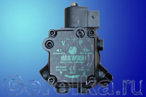 Насос SUNTEC AUV47 R 9856. Электромагнитный клапан запирания, регулятор давления, выход на форсунку слева и справа. Производительность: при давлении 10 атм 42 лит. Диапазон давления 4-25 бар. Вращение: по часовой стрелке (смотреть со стороны вала). Метод крепления: втулка диаметром 32 мм. Присоединение топливных шлангов диаметром 1/4