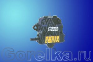 Насос SUNTEC TA 5 C 3010. Регулятор давления с функцией запирания, выход на форсунку слева (смотреть со стороны вала). Производительность: при давлении 20 атм 1360 лит. Может быть использован для мазута. Вращение: против часовой стрелки (смотреть со стороны вала). Метод крепления: фланец диаметром 54 мм. Присоединение топливных шлангов диаметром 1/2