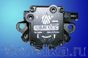 Насос SUNTEC AN 67 C 7233. Регулятор давления с функцией запирания, выход на форсунку слева (смотреть со стороны вала). Производительность: при давлении 10 атм 82 лит. Вращение: против часовой стрелки (смотреть со стороны вала). Метод крепления: фланец диаметром 54 мм. Присоединение топливных шлангов диаметром 1/4