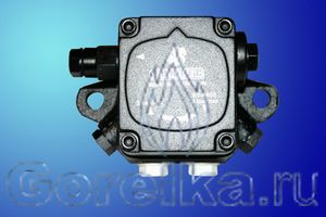 Насос SUNTEC D 67 A 7276. Без функции запирания. Регулятор давления, выход на форсунку справа (смотреть со стороны вала).
Производительность: при давлении 10 атм 93 лит. Вращение: по часовой стрелке (смотреть со стороны вала). Метод крепления: фланец диаметром 54 мм. Присоединение топливных шлангов диаметром 1/4