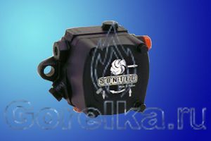 Насос SUNTEC AJ 6 CE 1002. Регулятор давления, отсутствует функция запирания, выход на форсунку слева (смотреть со стороны вала). Производительность: при давлении 10 атм 267 лит. Вращение: против часовой стрелки (смотреть со стороны вала). Метод крепления: фланец диаметром 54 мм. Присоединение топливных шлангов диаметром 1/4